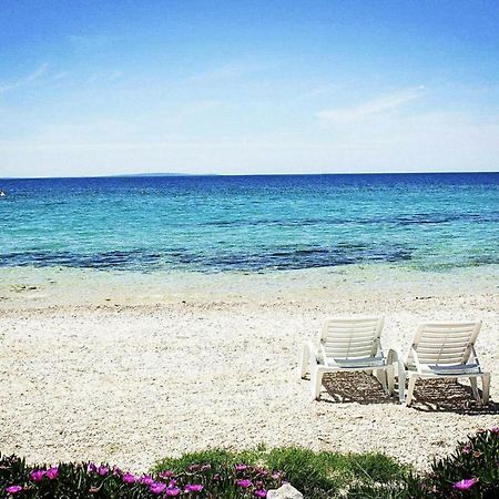 Mobile Home Mediteran Superior By The Pool In Caravan Park Strasko, Новаля Екстер'єр фото