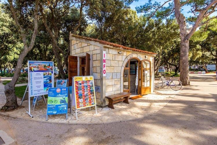 Mobile Home Mediteran Superior By The Pool In Caravan Park Strasko, Новаля Екстер'єр фото