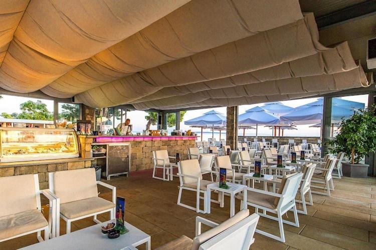Mobile Home Mediteran Superior By The Pool In Caravan Park Strasko, Новаля Екстер'єр фото