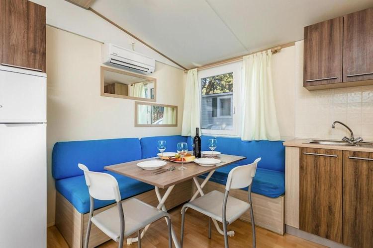 Mobile Home Mediteran Superior By The Pool In Caravan Park Strasko, Новаля Екстер'єр фото