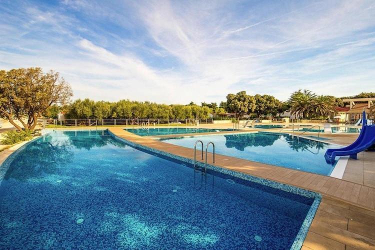 Mobile Home Mediteran Superior By The Pool In Caravan Park Strasko, Новаля Екстер'єр фото