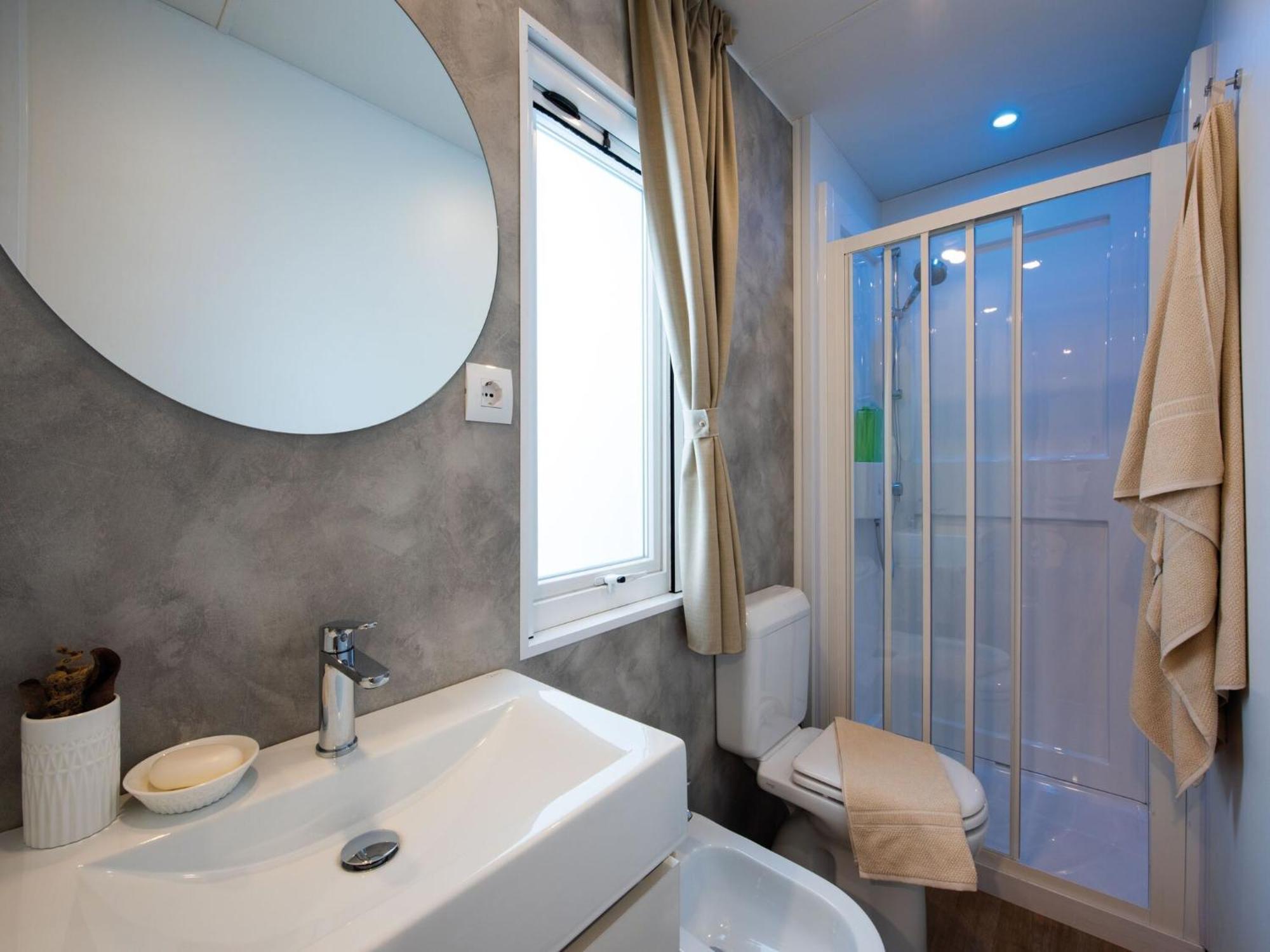 Mobile Home Mediteran Superior By The Pool In Caravan Park Strasko, Новаля Екстер'єр фото