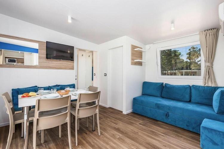Mobile Home Mediteran Superior By The Pool In Caravan Park Strasko, Новаля Екстер'єр фото
