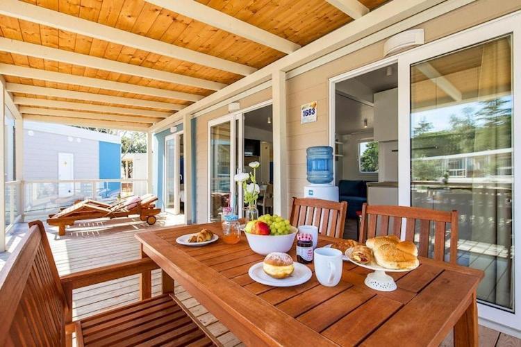 Mobile Home Mediteran Superior By The Pool In Caravan Park Strasko, Новаля Екстер'єр фото