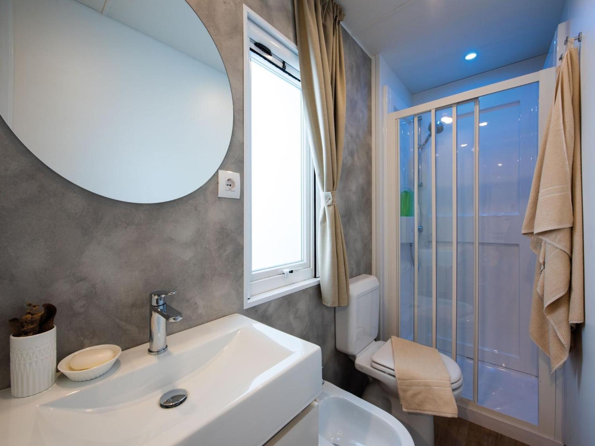 Mobile Home Mediteran Superior By The Pool In Caravan Park Strasko, Новаля Екстер'єр фото