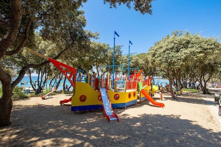 Mobile Home Mediteran Superior By The Pool In Caravan Park Strasko, Новаля Екстер'єр фото