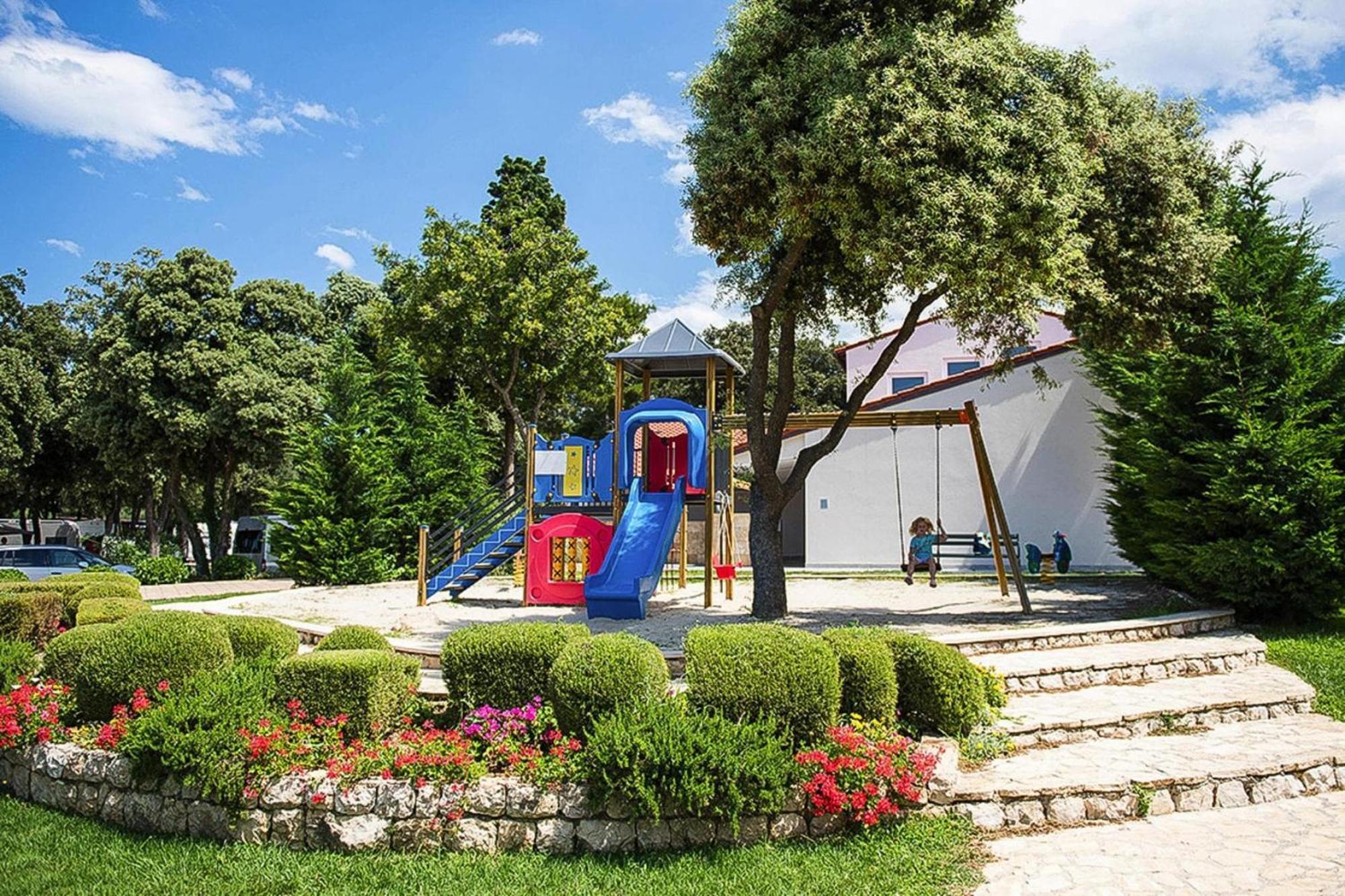 Mobile Home Mediteran Superior By The Pool In Caravan Park Strasko, Новаля Екстер'єр фото