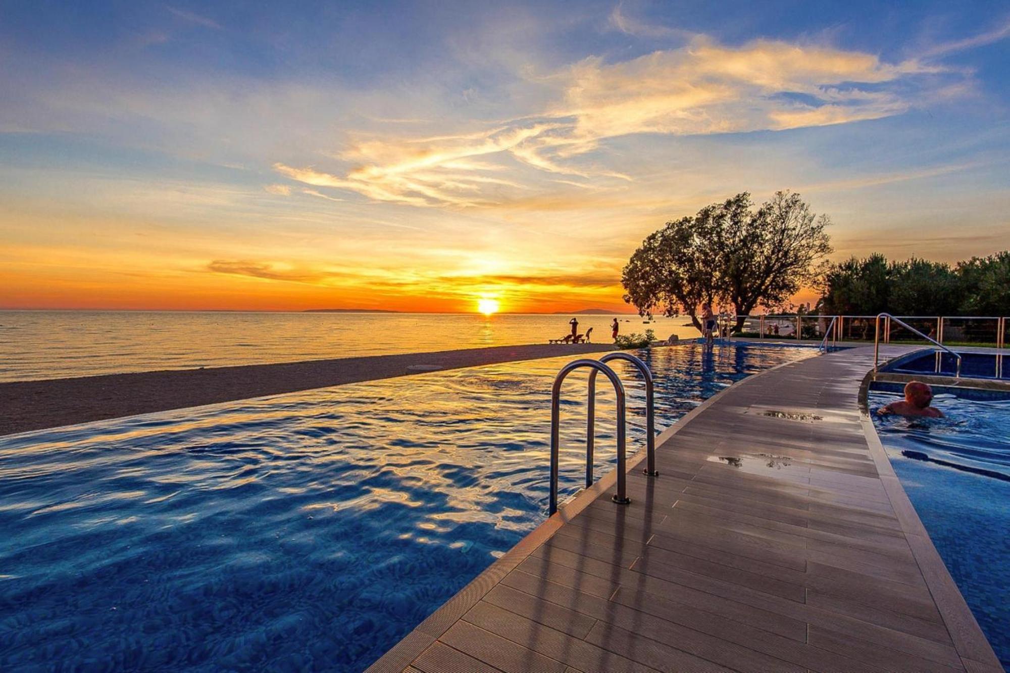 Mobile Home Mediteran Superior By The Pool In Caravan Park Strasko, Новаля Екстер'єр фото
